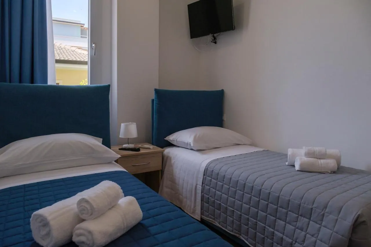 White Apartments & Spa 아볼라 0*,