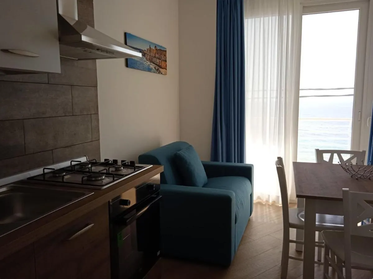 White Apartments & Spa 아볼라 아파트호텔